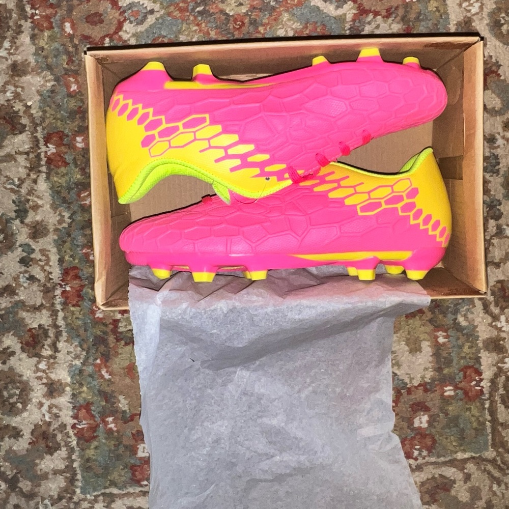 Soccer shoes